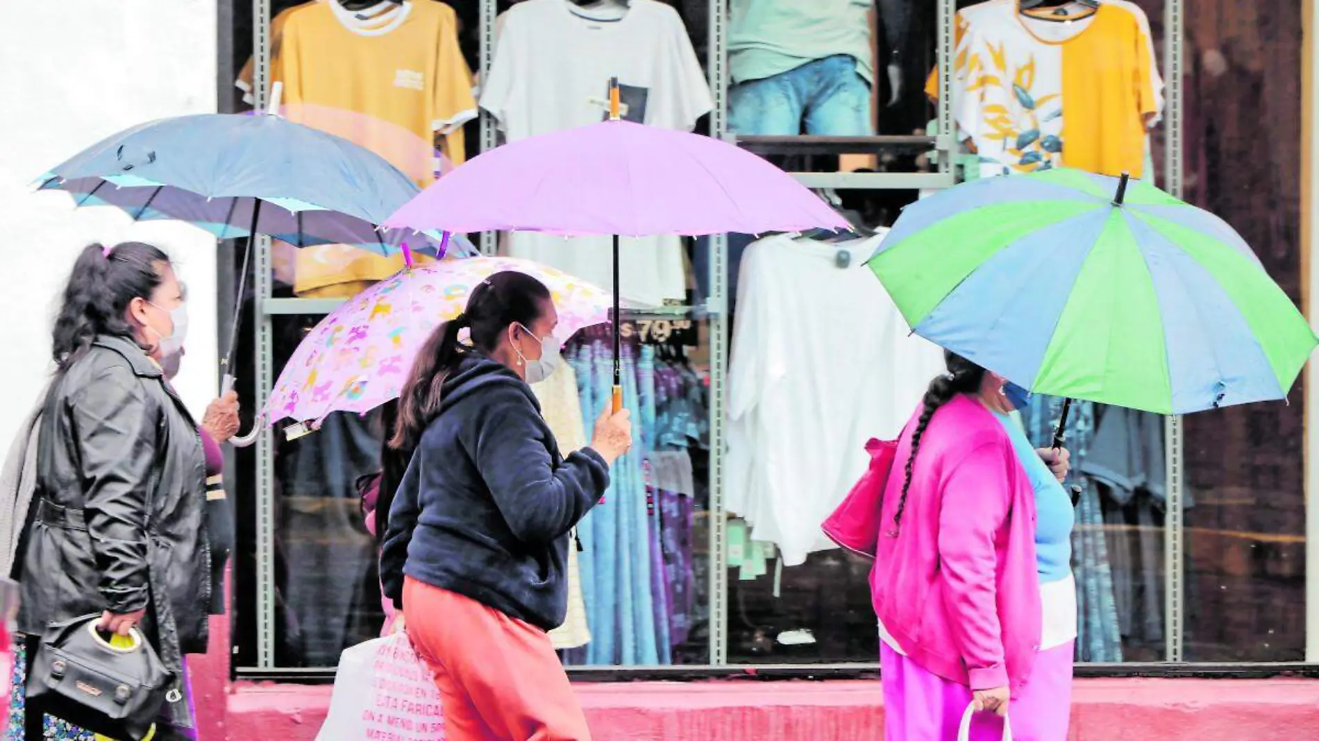 Personas cubriéndose de la lluvia